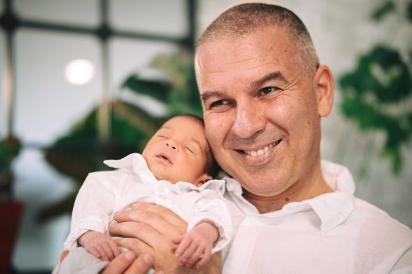 האושר - האב והרך הנולד בסלון הבית