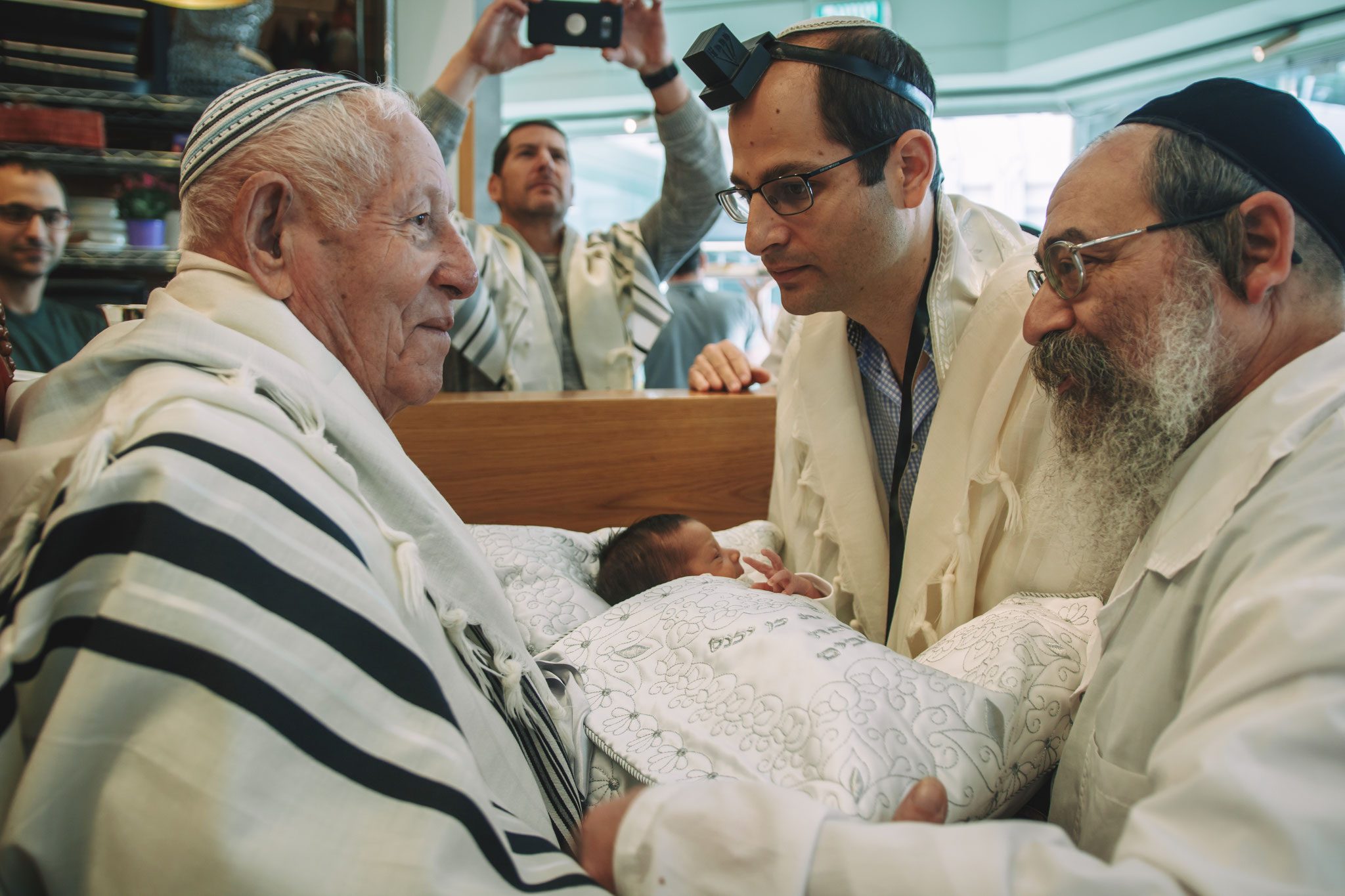 3 דורות - הברית במסעדה