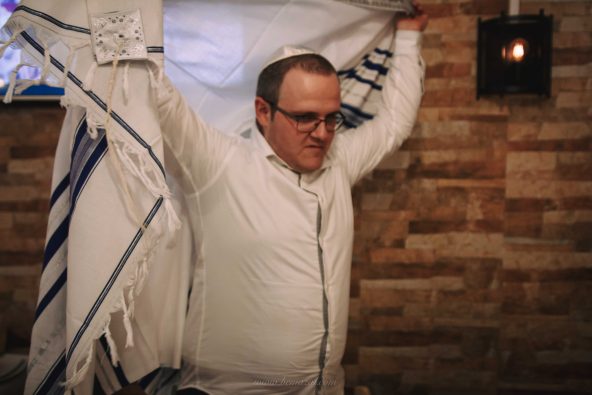 אבא שם טלית - צילום ברית מילה בבית כנסת