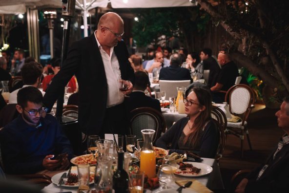 כל החברים הגיעו - צילום יום הולדת במסעדה