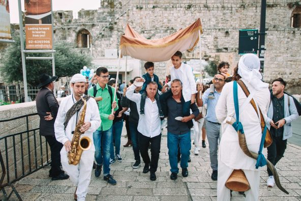 תהלוכת תופים בכותל כולל סקסופון